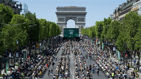 A Batalha de Champs-Élysées: Uma Celebração Caótica e Eufórica que Redefiniu Paris